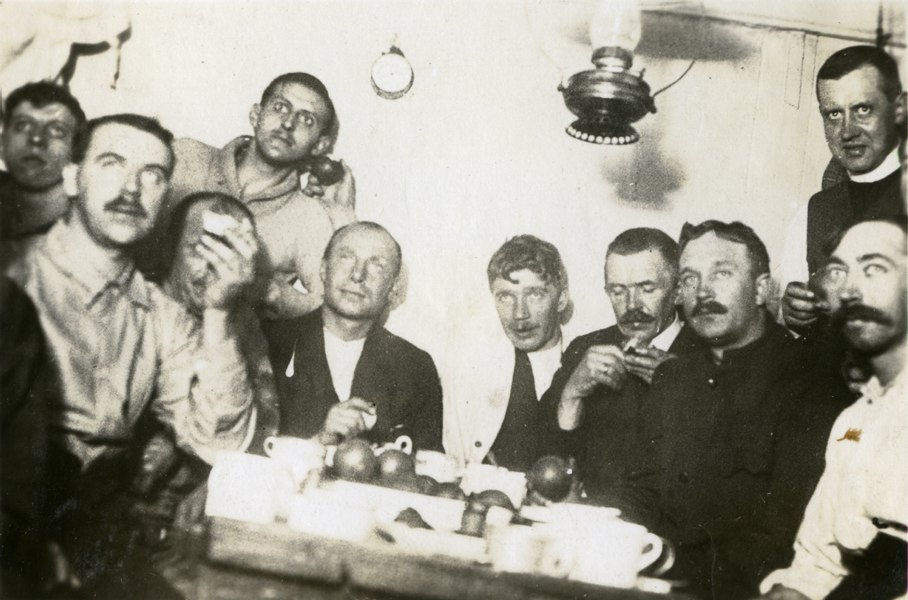 Den legendariske sjømannspresten Johan Nielsen (helt til høyre i bildet) som arbeidet i Buenos Aires første verdenskrig var kjent for sine berømmelige «ruffester».